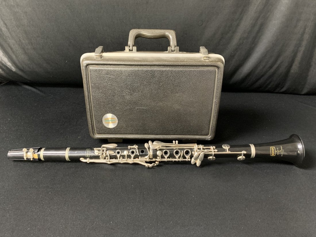 Selmer Bundy Clarinet in Case: Selmer Bundy clarinet in original Bundy case. In good condition.