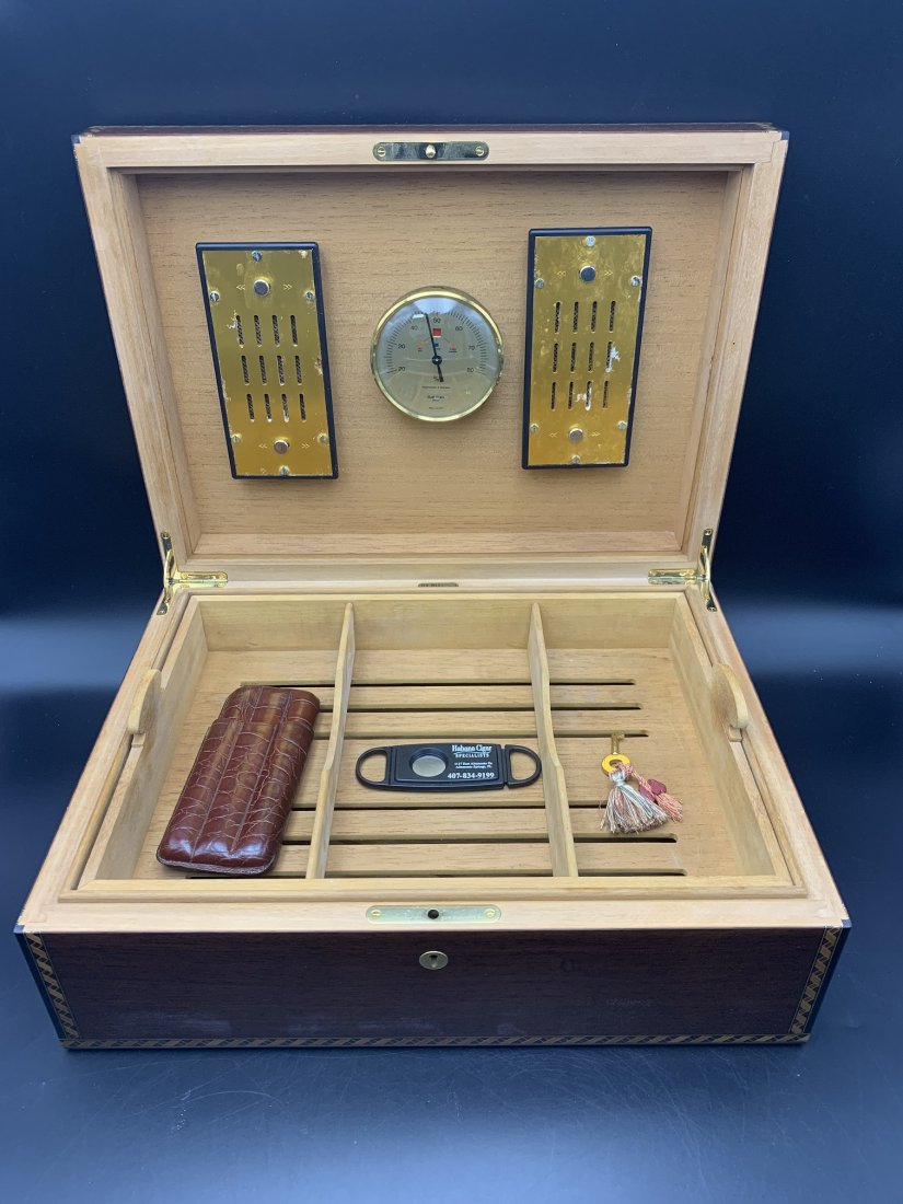 Elie Bleu Medals Humidor Flor Fina NO 5 - 7 Supeiores: Elie Bleu Medals Humidor Flor Fina NO 5 - 7 Supeiores Box. Humidor come with cigar cutter, cigar case & key. I believe this Humidor holds 75 Cigars. Some signs of corrosion on removeable humidifiers. 