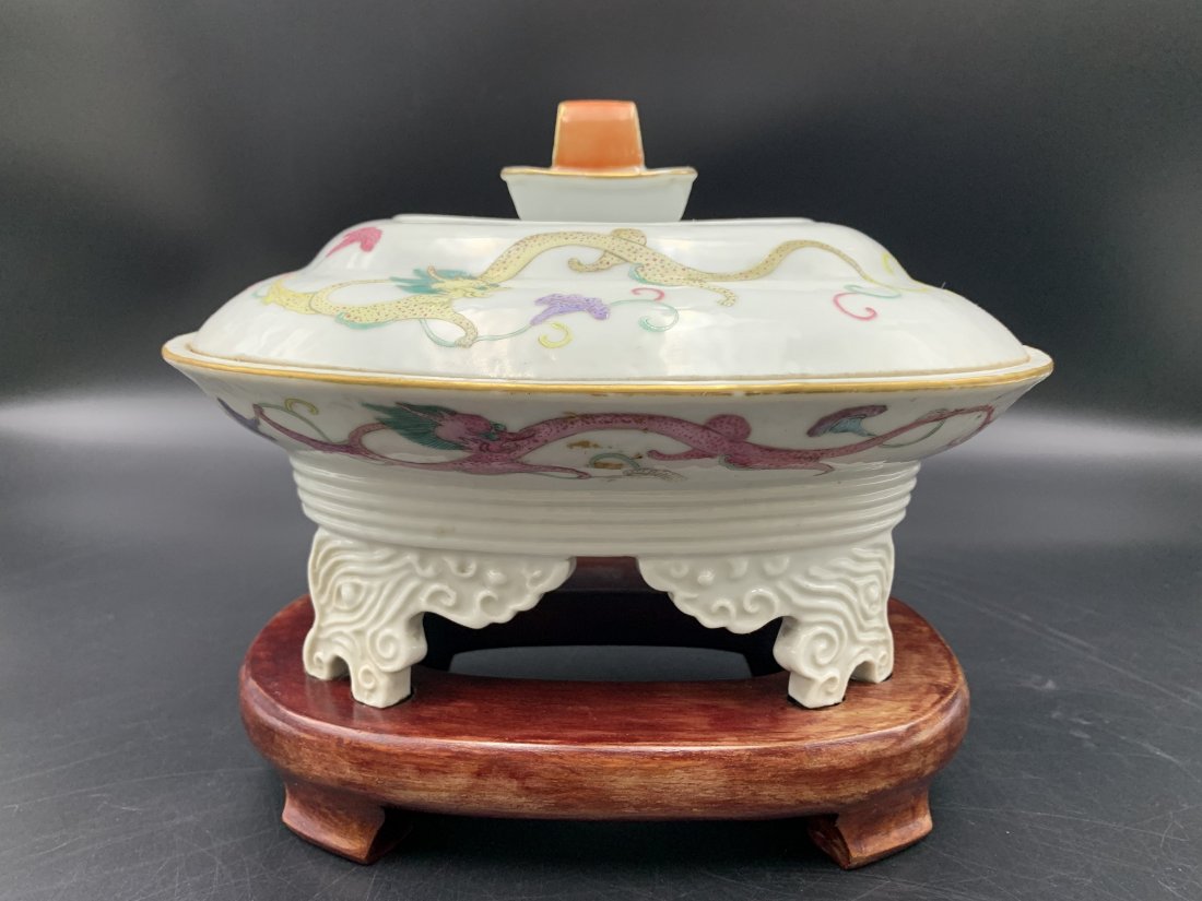 Chinese Export Hand Painted Porcelain Tureen & Cover: Chinese Export Hand Painted Porcelain Tureen & Cover on wood base. Measure 7 1/2" tall. Marked on lid and bottom. In good condition.