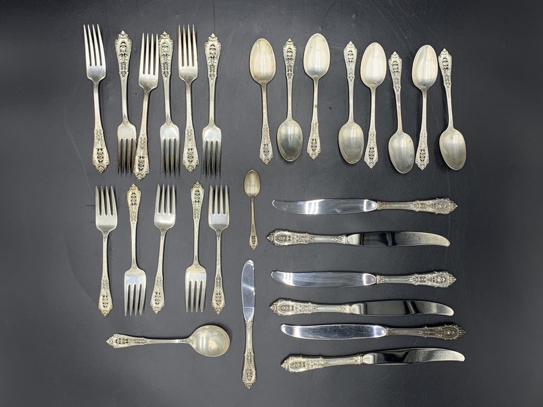 Wallace Sterling Silver Rose Point Flatware 25.1 T oz.: Wallace Sterling Silver Rose Point Pattern Flatware 25.1 T Oz. Including 7 handle knives counted as 2.3 t oz. A total of 28 pieces. (6) Dinner forks, (8) teaspoons, (6) dinner knives, (5) salad forks,