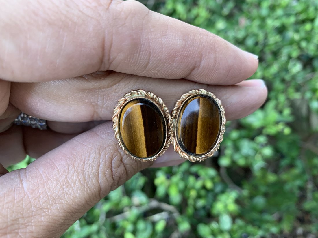 14K Gold Cufflinks with Tiger Eye Stone: 14K Gold Cufflinks with Tiger Eye Stone. The cufflinks measure 22.2 mm height x 17.4mm wide & weight: 13g. In good condition.