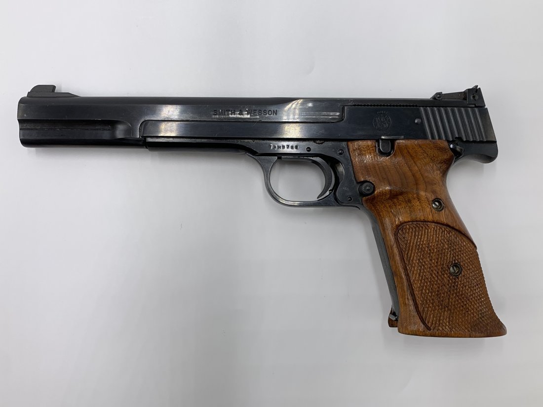 Model 41 Smith & Wesson 22 Long Rifle Ctg: Model 41 Smith & Wesson 22 Long Rifle Ctg. Serial No. TAH8788. The barrel measures 10 1/2" long. Weight:2 lbs. 9 oz. Gun comes with (5) Magazine. In good condition. $65 will be added to all firearms s