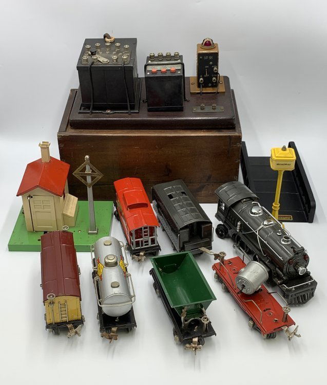 Pre War Lionel Train Engine, Controller, Guard Shed, Searchlight Car (1 of 20)