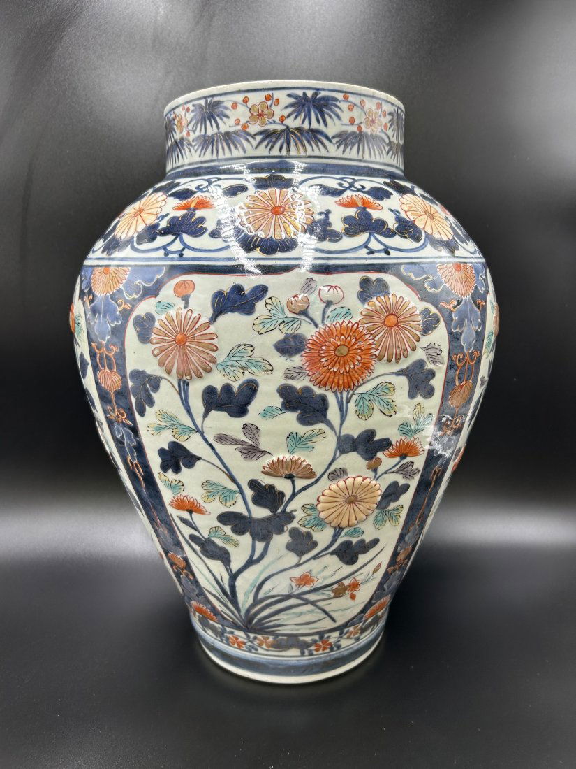 Large Imari Porcelain Vase with Raised Relief Decoration (1 of 14)
