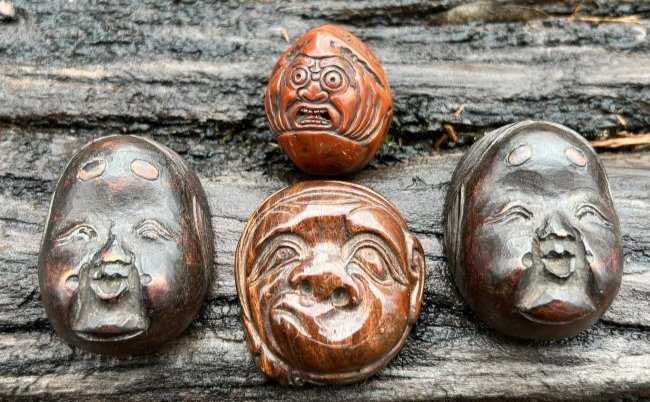 19th Century Japanese Noh Masks: 19th Century Japanese Noh Masks. The Noh masks varies in size between 1 1/4" to 1 3/4" tall. Combined weigh: 1.4 Oz. Please refer to all pictures. In good condition.