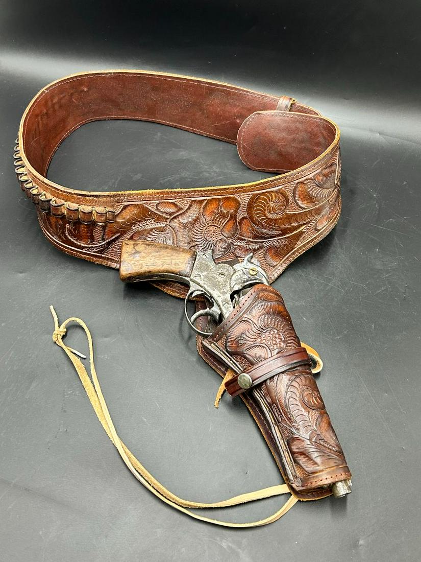 19th Century .40 Caliber Percussion Cap Revolver & Leather Belt Holster: 19th Century .40 caliber percussion cap revolver Starks patent date 1859. Made in Mexico leather gun belt & holster. Please refer to all pictures. Overall in poor condition. Not operable.