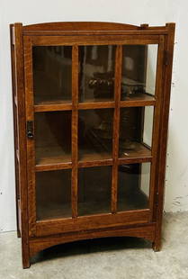 Mission Oak L. & J.G. Stickley Arts & Crafts China Cabinet: Mission Oak L. & J.G. Stickley Arts & Crafts China Cabinet. This piece we believe to be circa 1910. Quarter sawn oak with original hammered copper hardware. The rectangular case has a single glass (9)