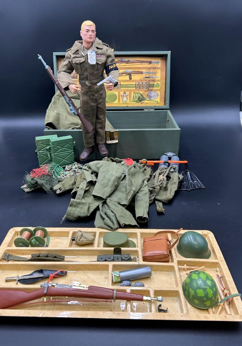 1964 Hasbro GI Joe Action Soldier Doll with Case & Accessories with Army Manual (1 of 20)
