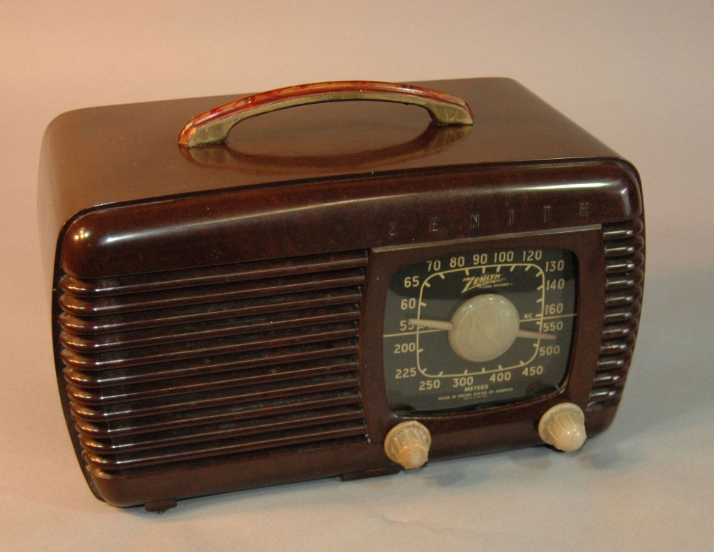 Zenith Bakelite Table Radio: Zenith long distance table model radio, Bakelite case and handle, c. 1941, plays well with no hum, good condition 12 x 7 x 7.