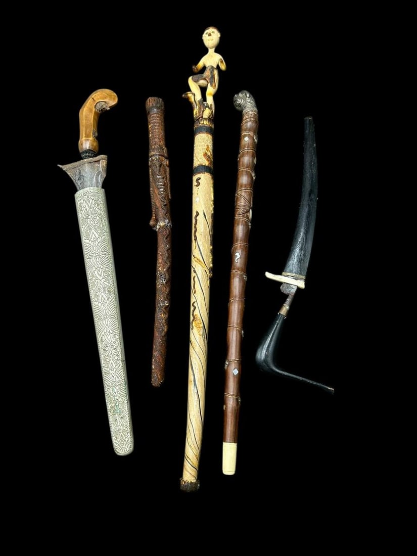 Estate Lot of 5 Handmade Primitive Weapons, Daggers, Clubs: Estate Lot of 5 Handmade Primitive Weapons, Daggers', Clubs. 1). 18" dagger with curved edge in a tin stamped sheath. 18" long with sheath, 14" blade. This piece has a tropical wood handle. 2). Snake