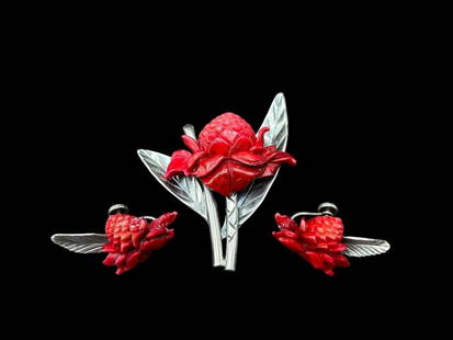 Vintage set of Hawaiian Ming's Sterling & Coral Earring's and Brooch: Vintage set of Hawaiian Ming's Sterling & Coral Earring's and Brooch. Made in Honolulu, HI. This vintage set consists of a 2" x 2" sterling brooch and 1 1/4" x 1" sterling screw back earrings with