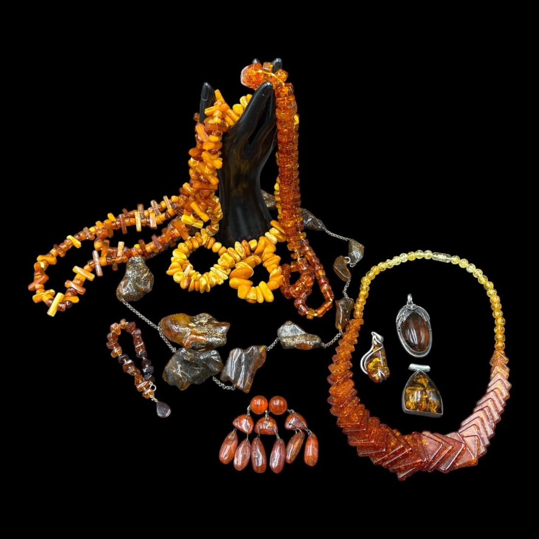 Large Estate Lot of Vintage Amber, Amberina Glass & Amber Bakelite Jewelry: Large Estate Lot of Vintage Amber, Amberina Glass & Amber Bakelite Jewelry . This lot contains: 5 large chunky necklaces (longest at 25" to shortest 12" drop) ; 1 - 7" bracelet; 1- 3" x 3.5" brooch an