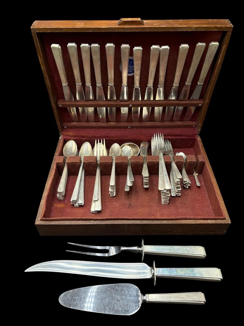 Vintage Lunt 98 pc Sterling Silver Flatware Set with Original Wood Case 113.925 Troy Ounces (1 of 16)