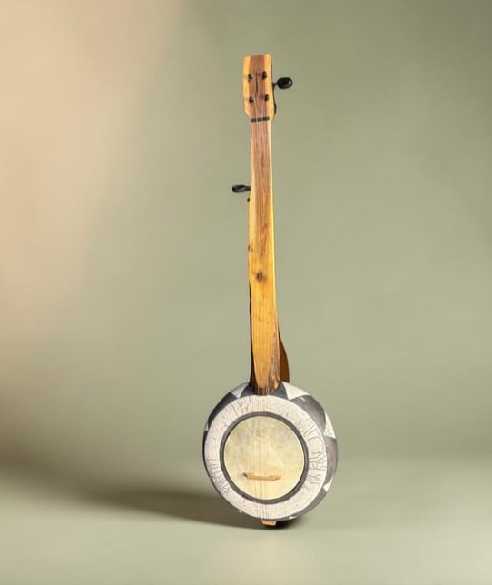 Rob MANGUM 2001 Handcrafted Pottery Signed Banjo made in Asheville NC: Rob MANGUM 2001 Handcrafted Pottery Signed Banjo made in Asheville NC. "Mangum Instruments" most commonly refers to the custom handcrafted pottery banjos and ceramic musical instruments made by Rob Ma