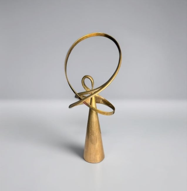 Bill Keating Kinetic Abstract Bronze Sculpture Signed - 1986: Bill Keating Kinetic Abstract Bronze Sculpture Signed - 1986. Bill Keating, born in 1932, is an American sculptor renowned for his abstract, geometric, and kinetic sculptures. His work often features 