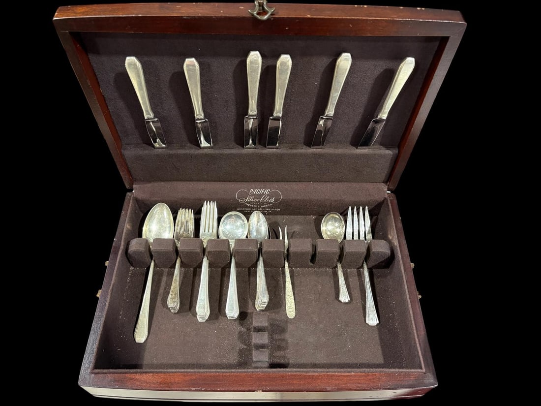 38 PC Assorted Brand Sterling Silver Flatware Towle, RD & S Kirk & Son, 38.45 troy ounces: 38 PC Assorted makers Sterling Silver Flatware Towle, RD & S Kirk & Son, 38.28 troy ounces. We have calculated 32 pieces weighing 36.45 troy ounces of solid sterling pieces and 6 knives we have calcul