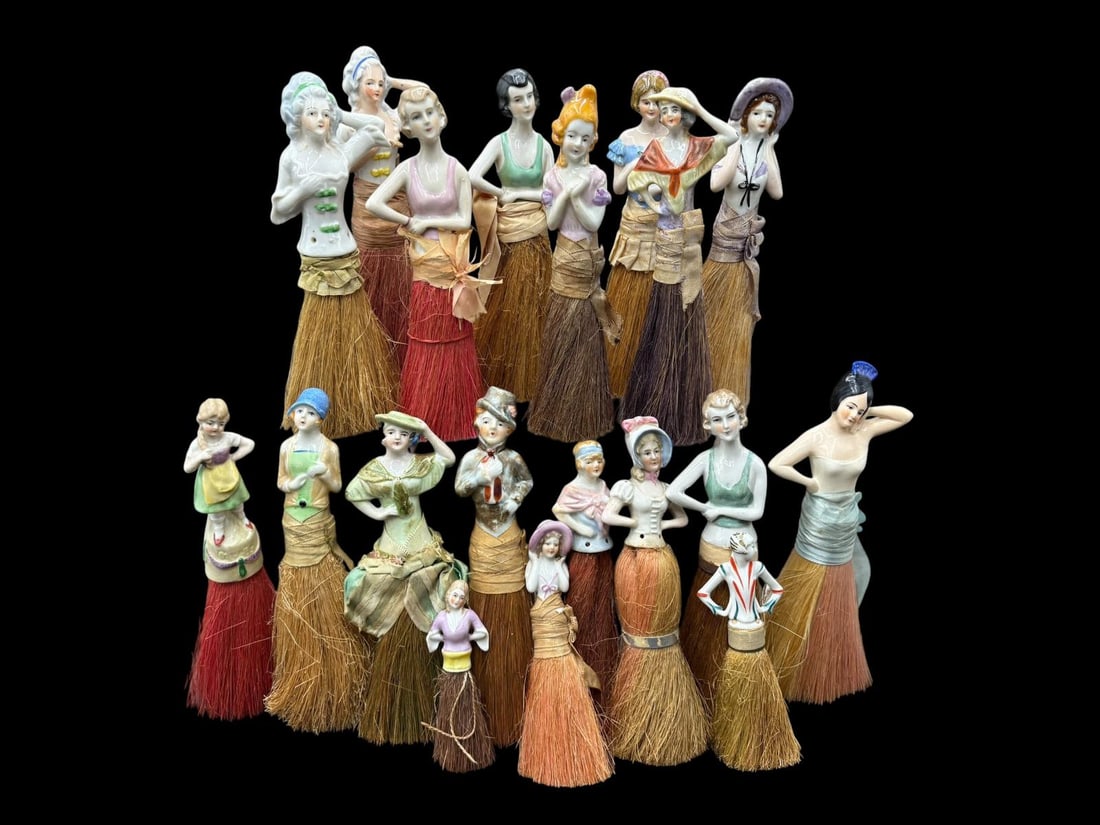 Estate Lot of 19 Half/Doll Vanity Brushes Victorian and Flapper Girl Style: Estate Lot of 19 Half/Doll Vanity Brushes Victorian and Flapper Girl Style. This is a very cool lot of antique vanity brushes/ whisk broom. We believe most to be made in Germany they each are unique a