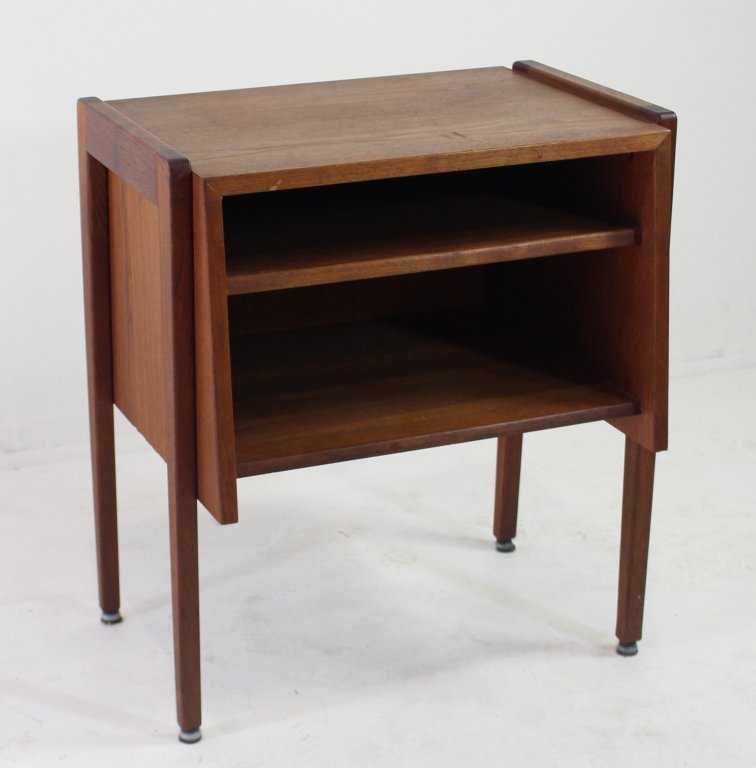 Jens Risom Design Inc. Open Side Table: Jens Risom Design Inc. open side table with stationary shelf, solid walnut with tapered post walnut legs, unsigned extended slanted sides, great condition, 26" x 23" x 17".