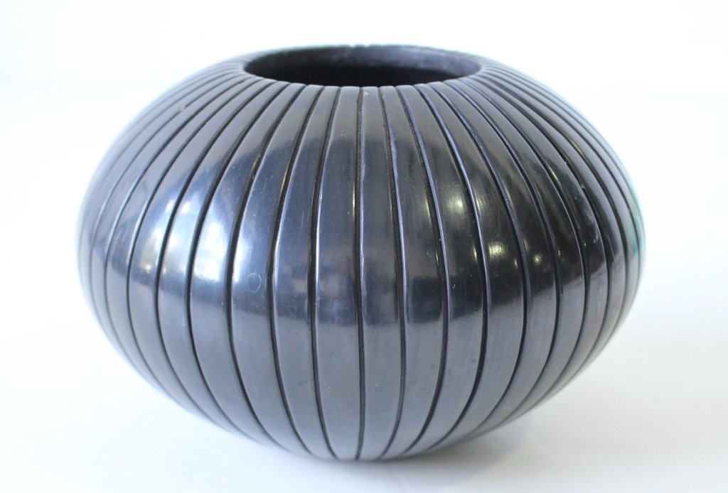 Linda Tafoya-Oyenque Santa Clara "Blackware" Pot: Linda Tafoya-Oyenque Santa Clara "Blackware" pottery vase, her signature example, finely carved ribbed 5" high vessel, generous 7" diameter, incised signature with "Santa Clara-San Juan", very good co