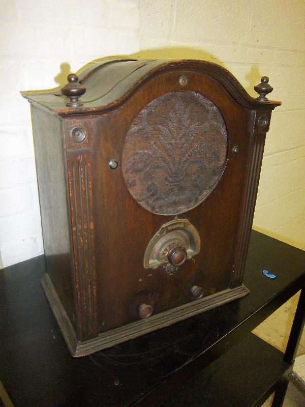 Ca. 1930's wood cased Edison radio: Ca. 1930's wood cased Edison radio