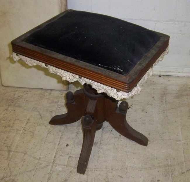 Oak organ stool 19"h: Oak organ stool 19"h Auction Estimate $25-100