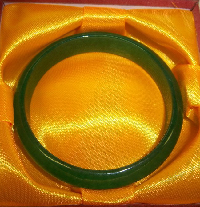 Green jade bangle: Green jade bangle Auction Estimate 500-800
