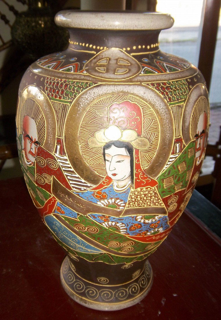 C1900 Satsuma vase: C1900 Satsuma vase 12"h Auction Estimate 100-200