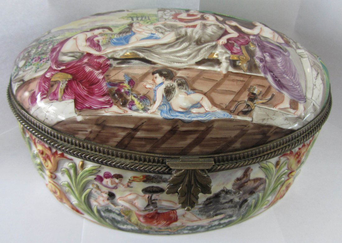 19th C. Capodimonte hinged box: 19th C. Museum quality Capodimonte 3 dimensional hinged box 4 x 10 x 7 1/2 Auction Estimate 400-800