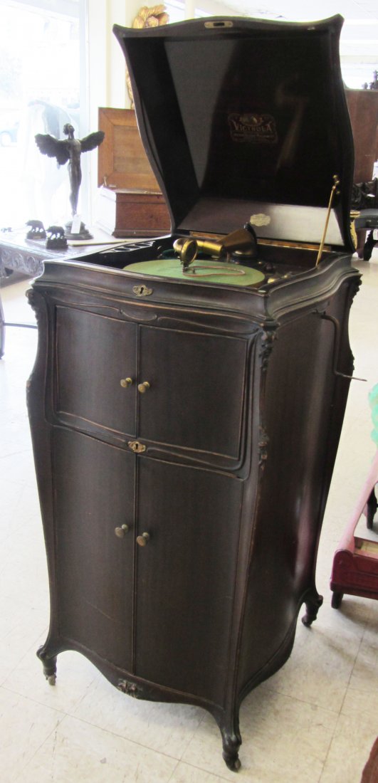 Ea. 20th C. Mahogany cased Victor phonograph: Ea. 20th C. Mahogany cased Victor phonograph 47 x 22 x 23 Auction Estimate 300-600