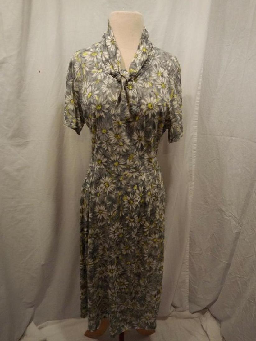 Late 1940's Poly blend Daisy print Day Dress: short sleeves, pleats at waist, side zipper, no belt, approx. 44 bust, 36 waist