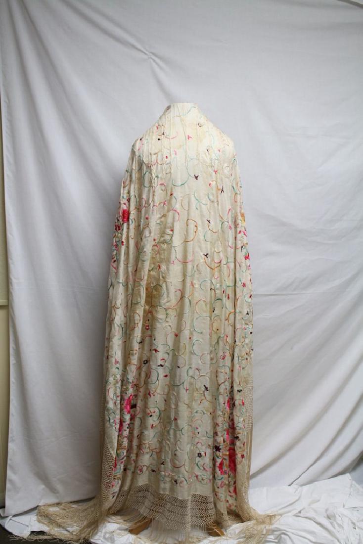 1920s silk embroidered piano shawl: silk fabric, knotted fringe, colorful embroidery. Great condition, minor spotting throughought. (see photos) 80x50