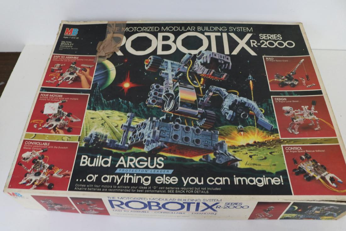 Robotix Series R-2000 in box, 1985 Milton Bradley: in box