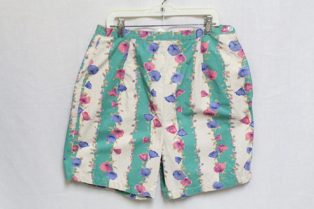 Vintage 1960s Floral Shorts: cotton fabric, good/fair condition - need zipper replaced and one small spot. 28 waist/19 length