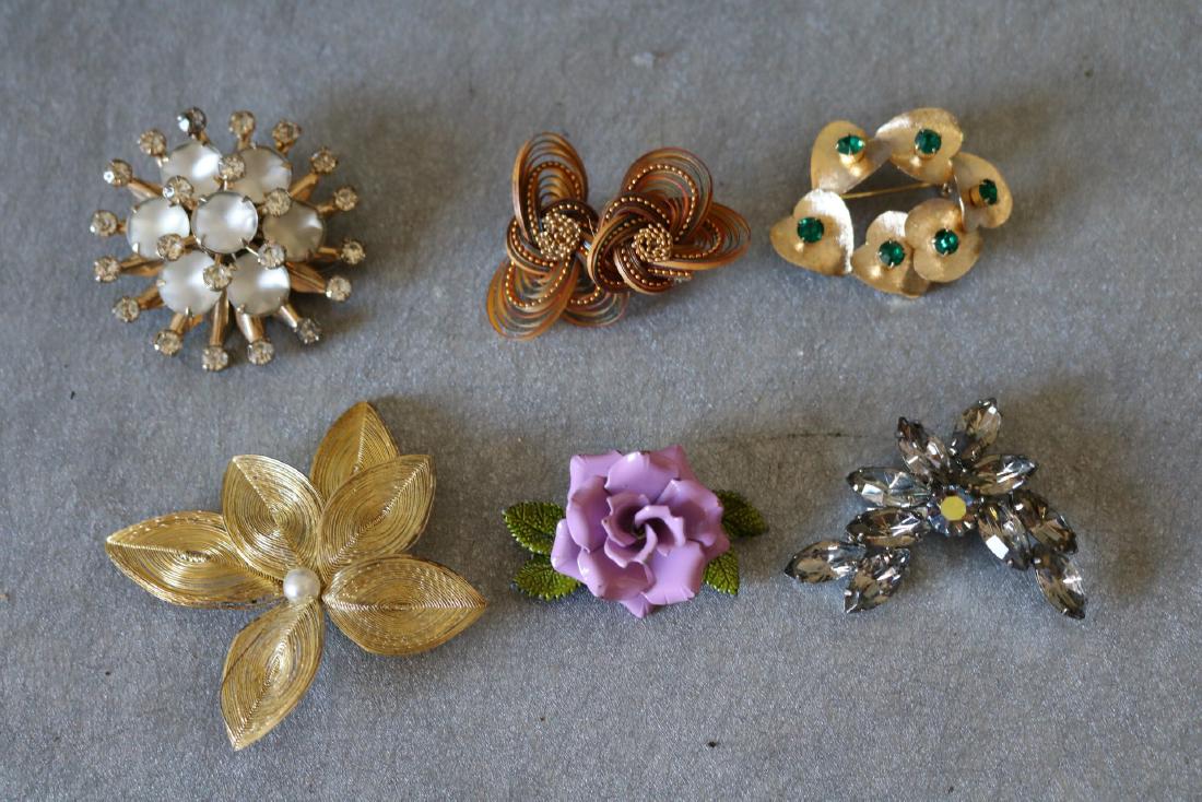 Vintage Lot of 6 Brooches (1 of 7)