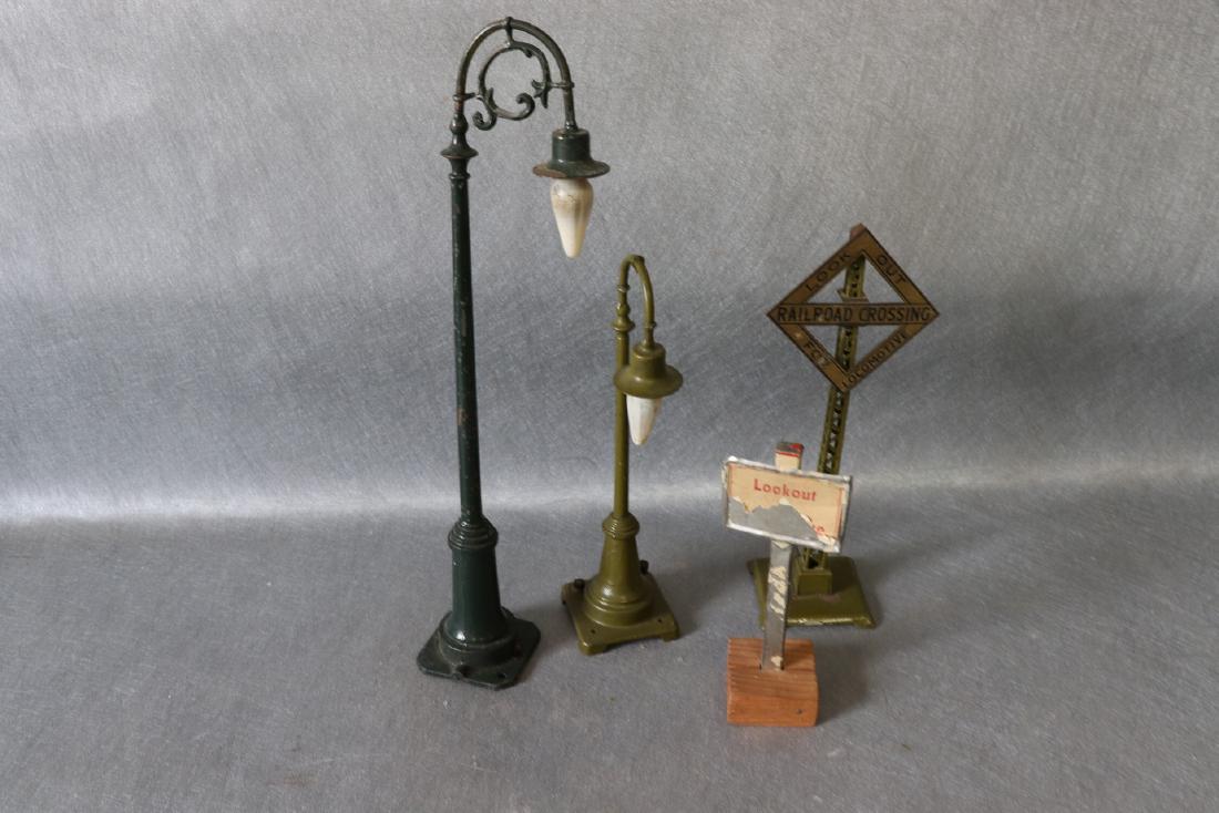 Vintage Lionel Train Accessories (1 of 5)