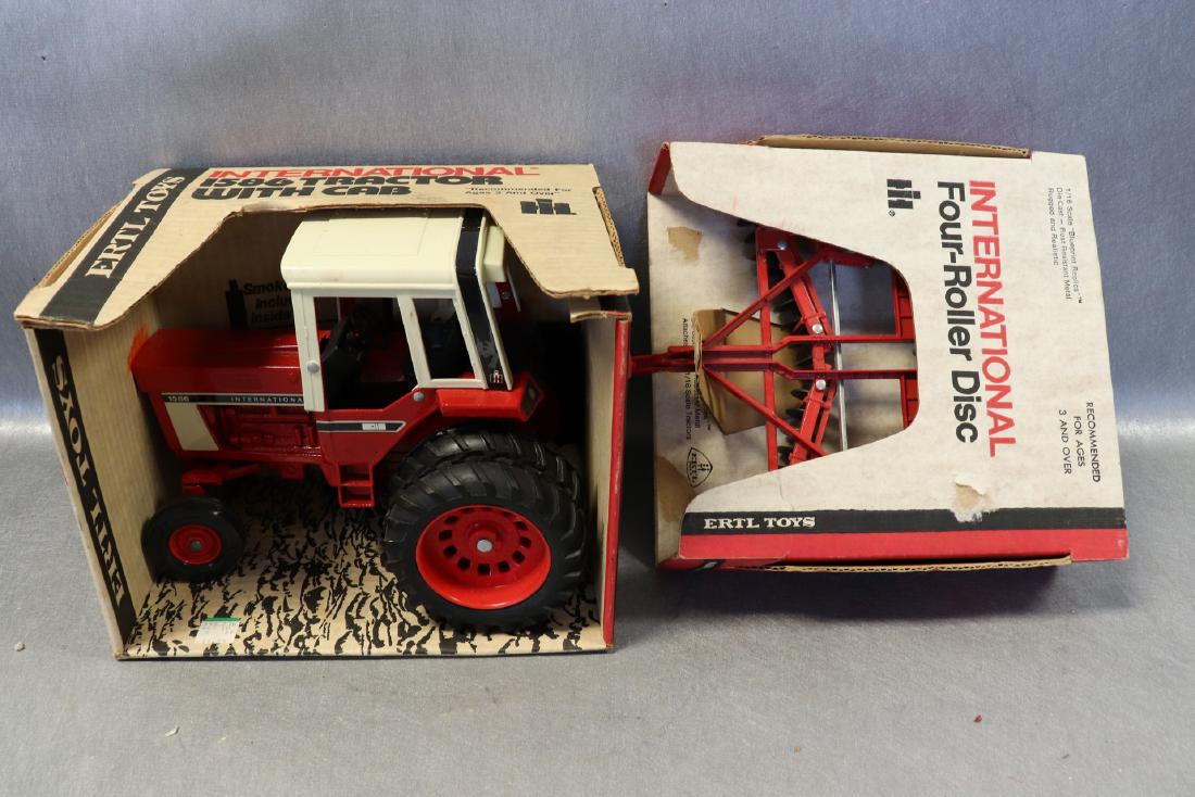 Ertl, International 1586 Tractor with Cab & Four Roller (1 of 7)