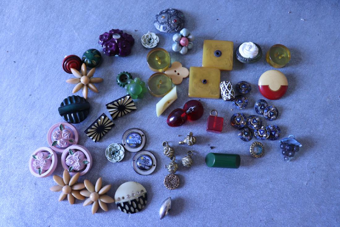 Lot of Novelty Vintage Buttons (1 of 7)