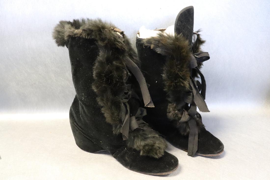 Victorian Velvet & Fur Boots, Thayer Mcneil Hodgkins: marked 3D, 1388, Lace up boots, some fur is missing, see photo's, heel to toe 9 1/4 inches