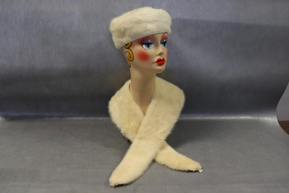 Lot of 2 Women's Blond Mink Fur Hat and Shawl Collar (1 of 8)