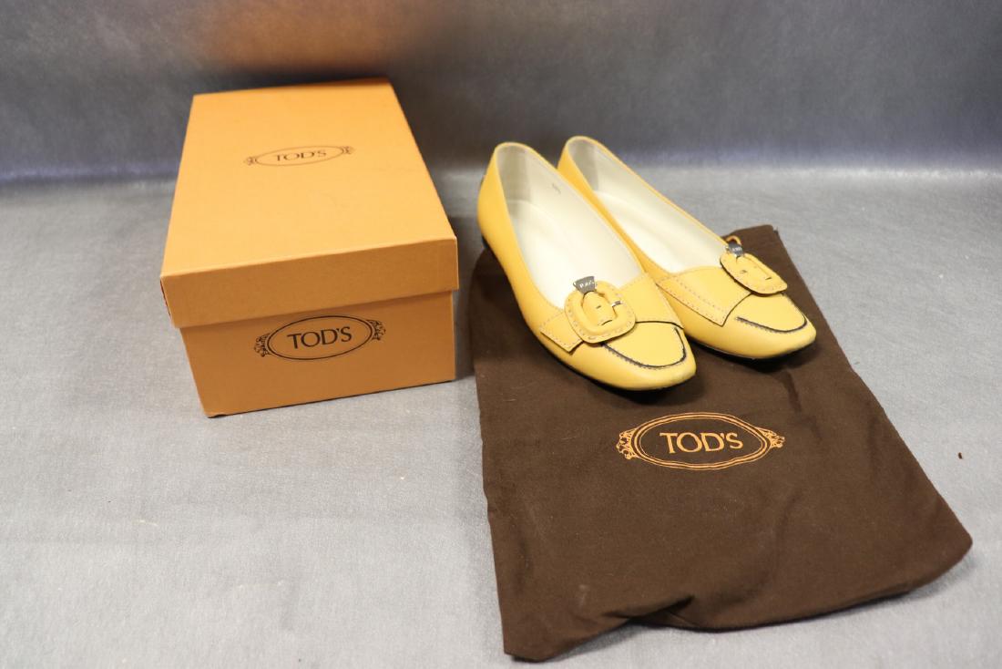 Women's Vintage Shoes Tod's Loafers: Gold Tod's Loafers are marked 39 1/2. Great condition with a few scuffs. See photos.