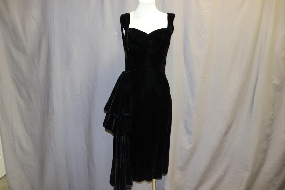 1950's B;ack Velvet Cocktail Dress (1 of 5)