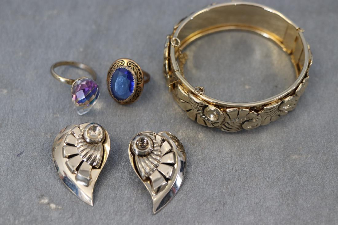 Vintage Wide Gold Tone Hinged Bracelet, Rings, Earrings (1 of 9)