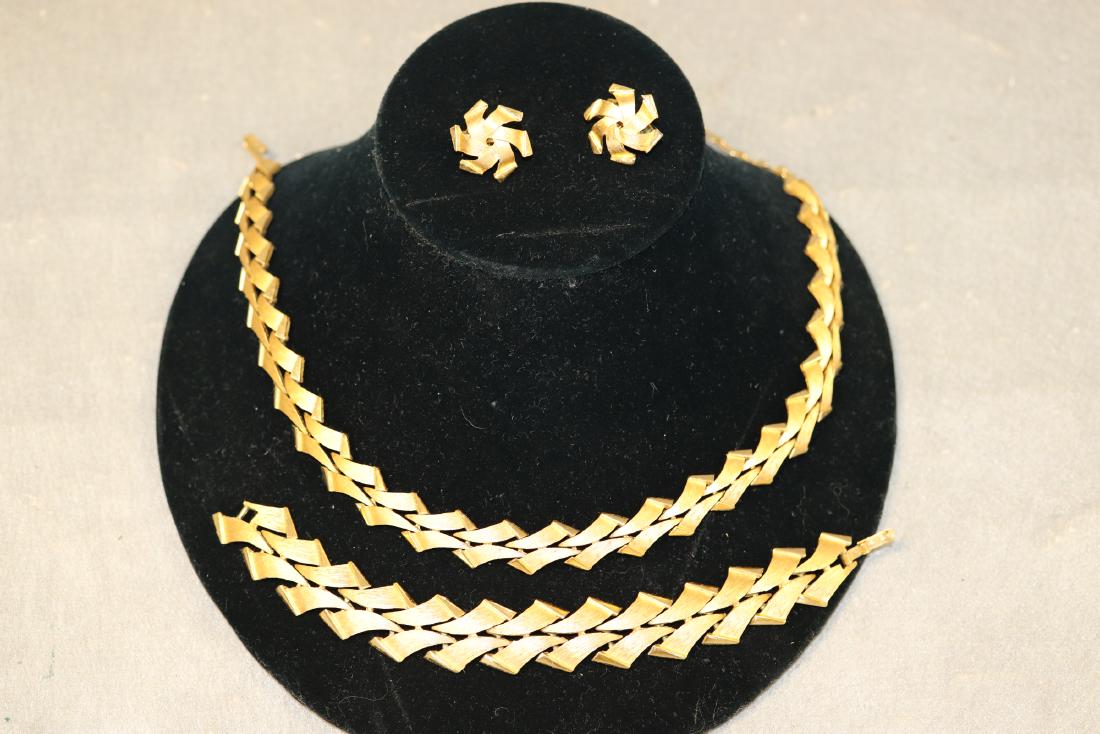 Vintage Trifari Necklace, bracelet and Earring Set (1 of 6)