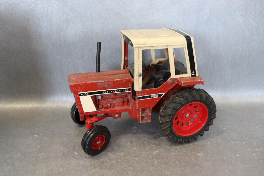 ERTL International 1086 Tractor: Condition as shown in photo.