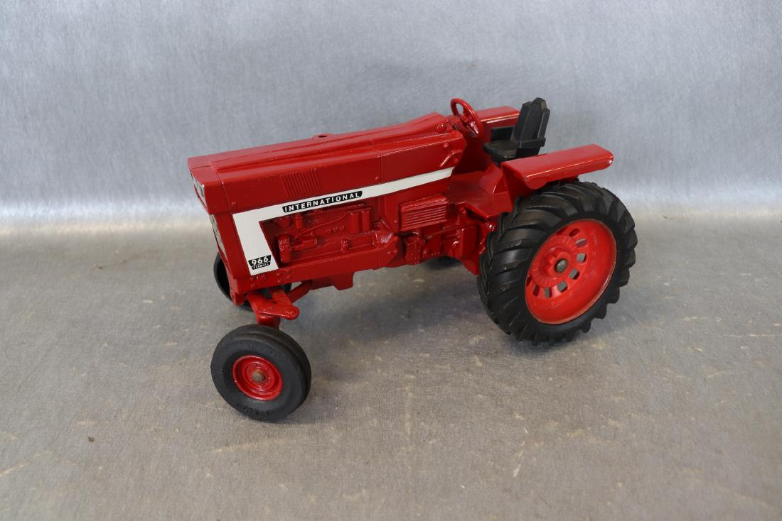 Ertl International 966 Tractor (1 of 5)