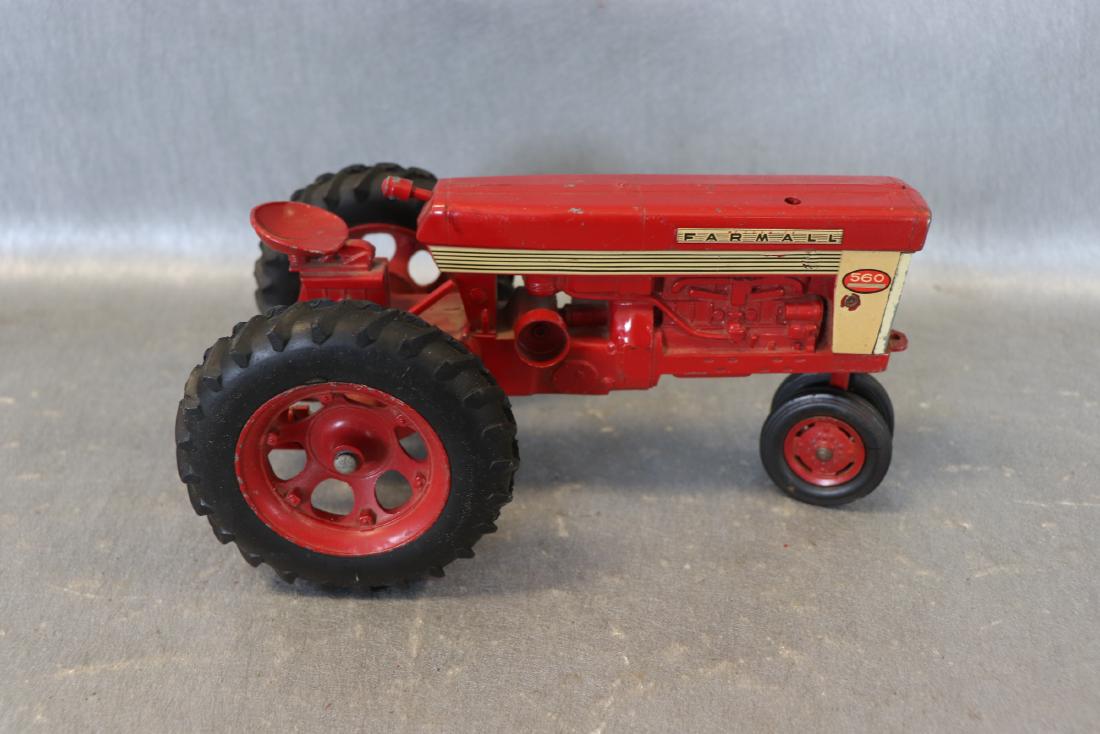 Farmall 560 Tractor (1 of 6)