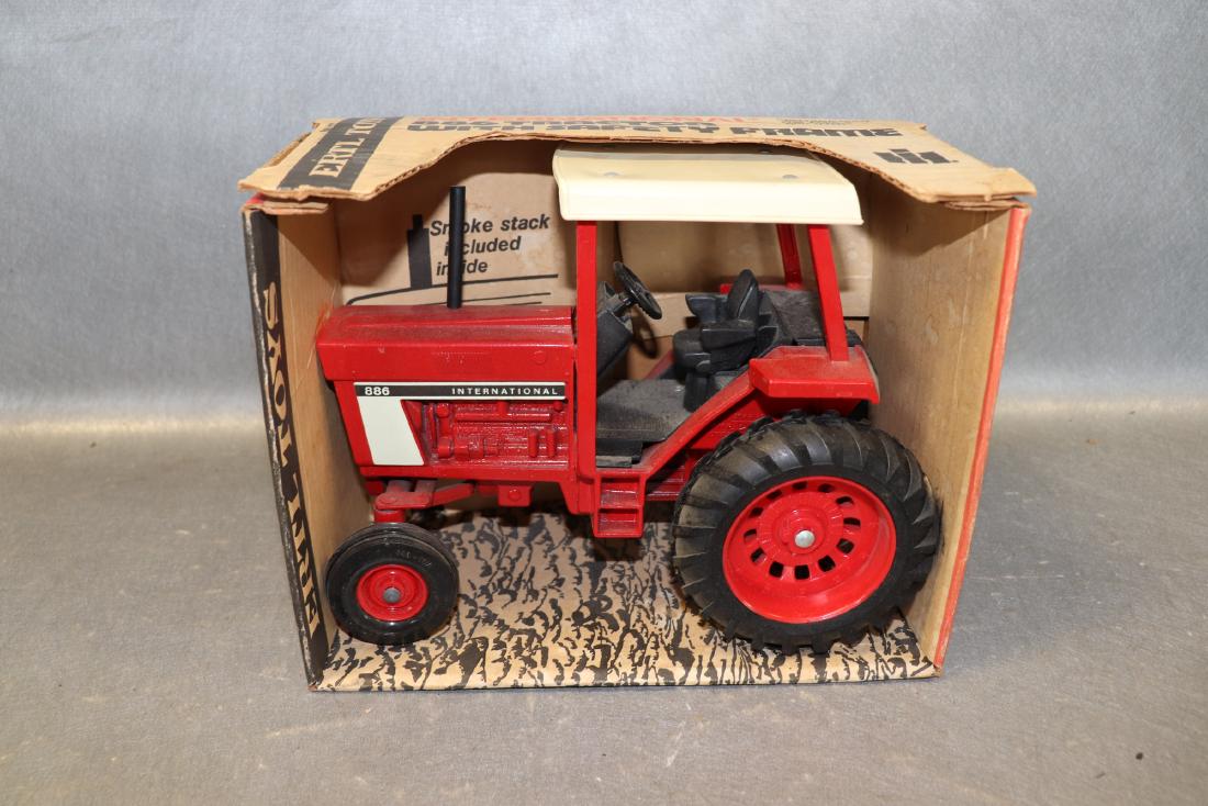 ERTL International 886 Tractor With Safety Frame (1 of 3)