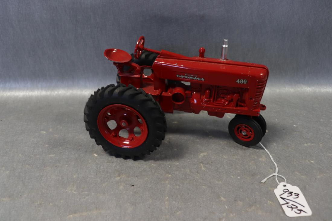 ERTL McCormick Farmall 400 Tractor (1 of 5)