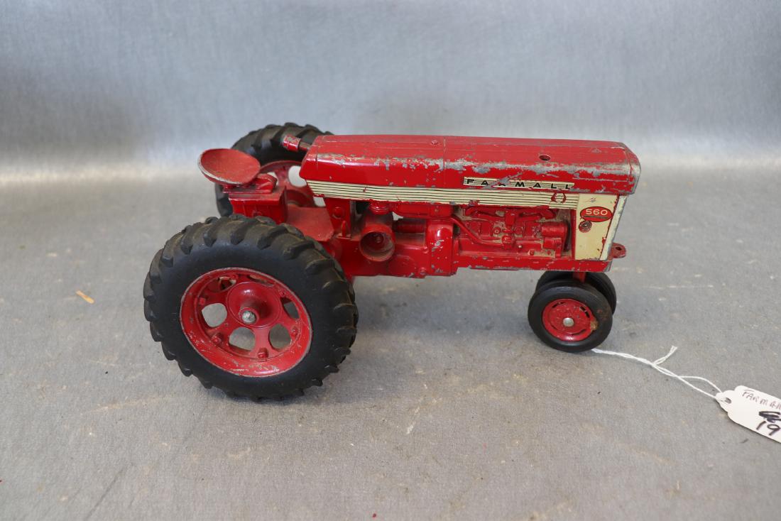 Farmall 560 Tractor (1 of 5)