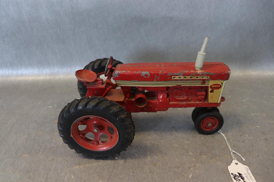 International Farmall 560 Tractor (1 of 5)